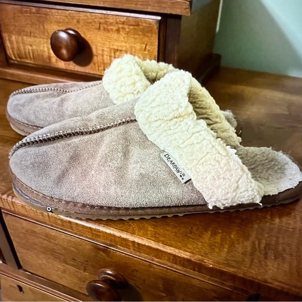 BearPaw Cream Tan Shearling slippers women’s size 11 suede lined mules hard sole